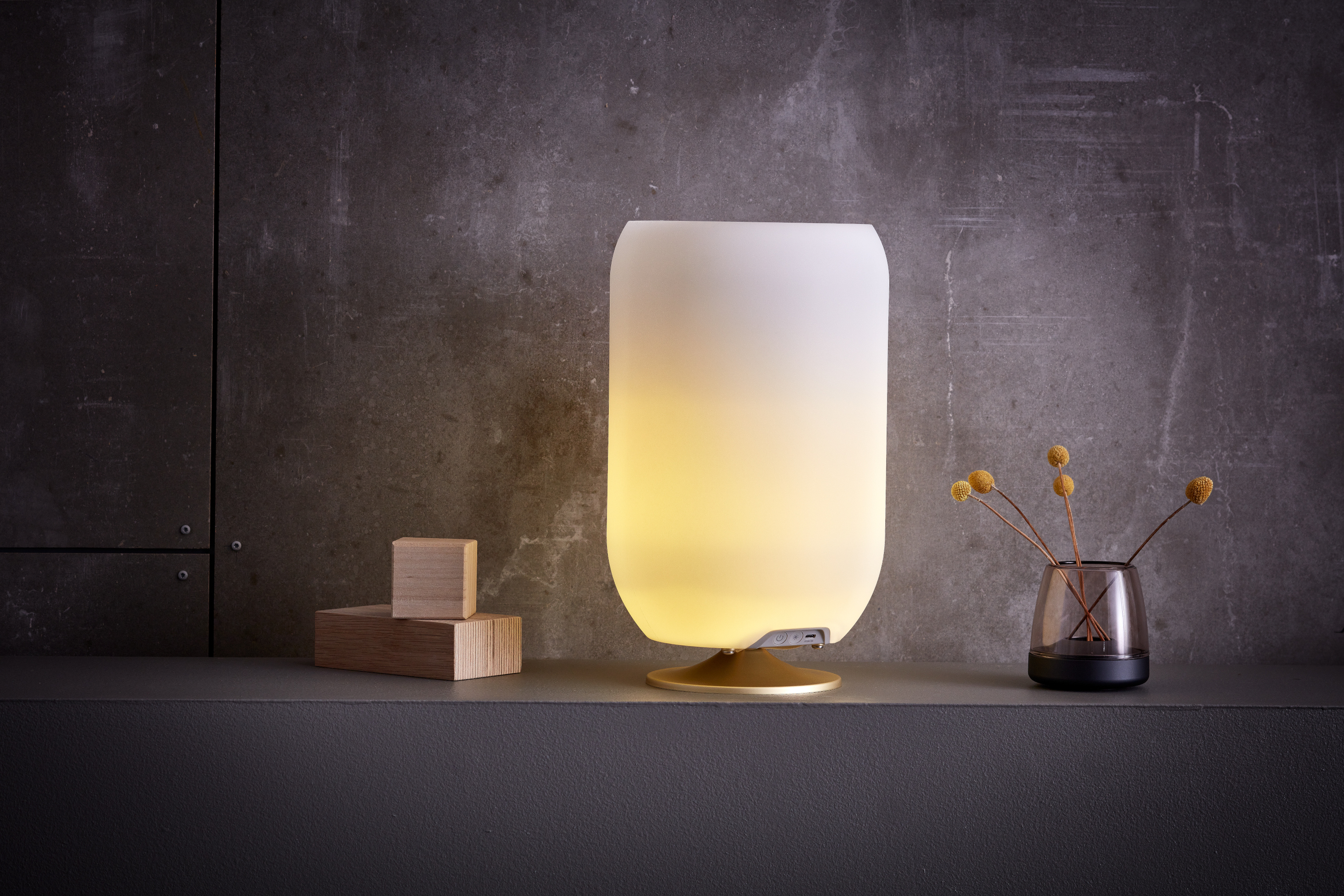 Kooduu Atmos Stehlampe mit Messingständer auf Sideboard