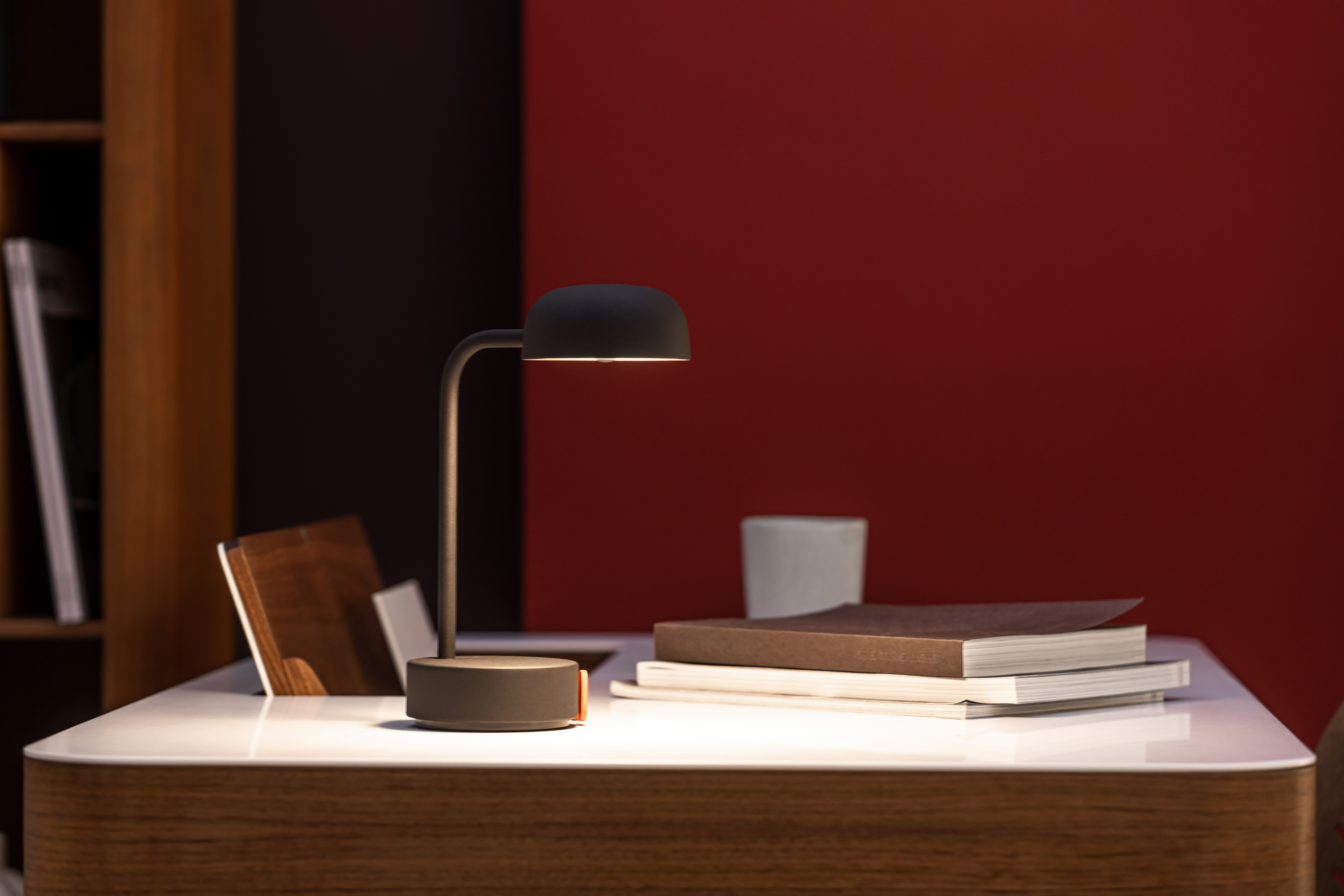 Kooduu Fokus schlichte Tischleuchte auf Schreibtisch