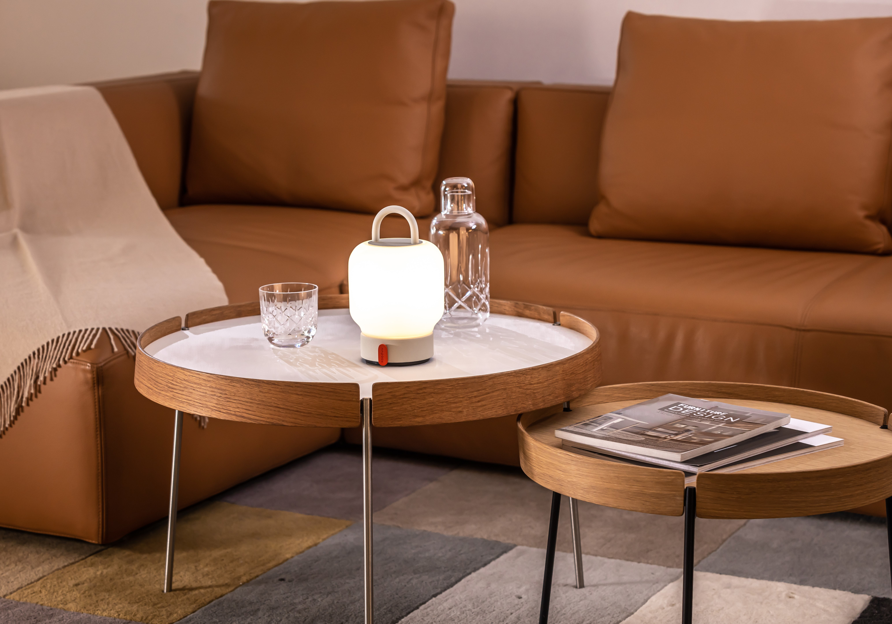 Kooduu Loome Coffee-Table-Situation mit tragbarer Leuchte