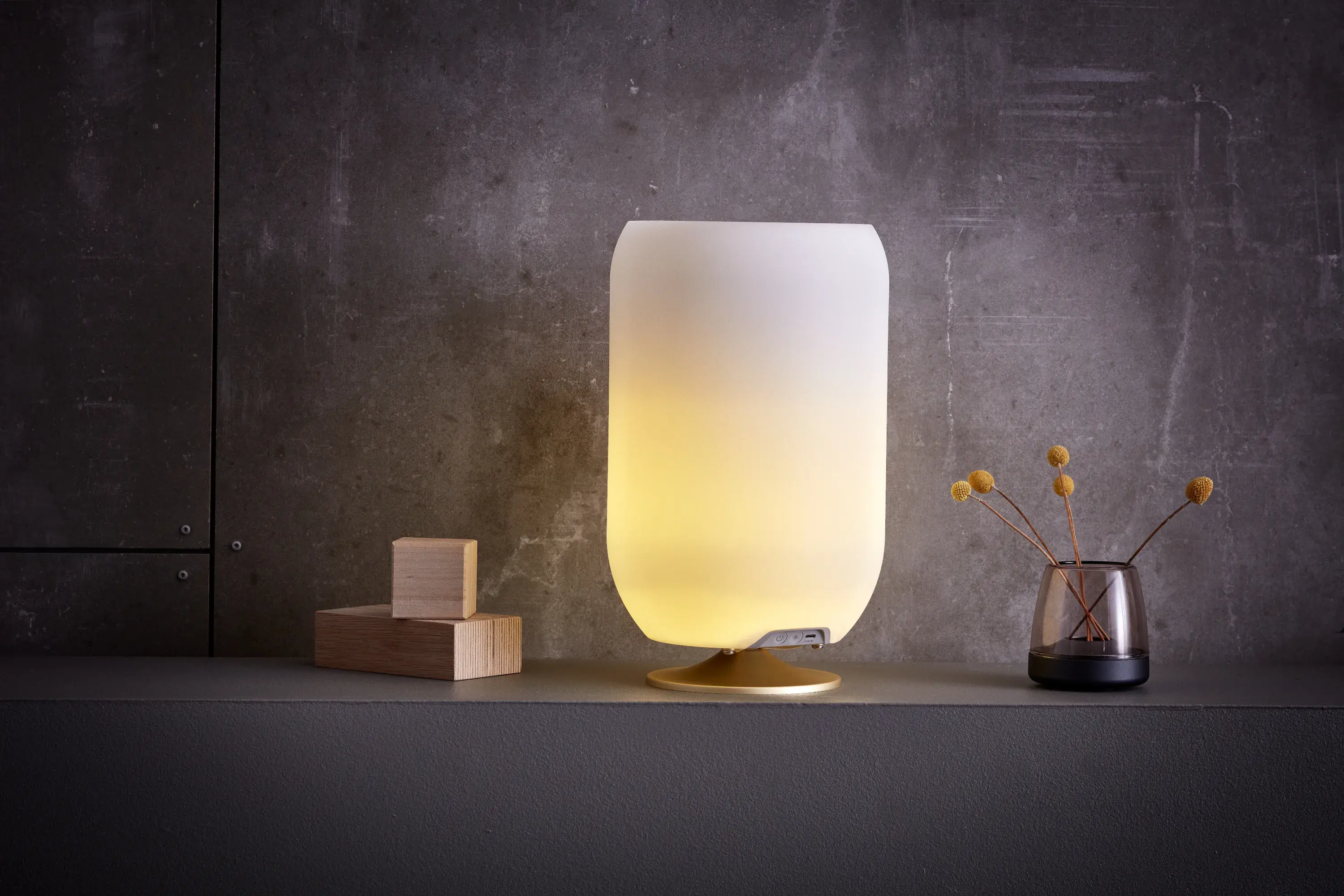 Kooduu Atmos Stehlampe mit Messingständer auf Sideboard