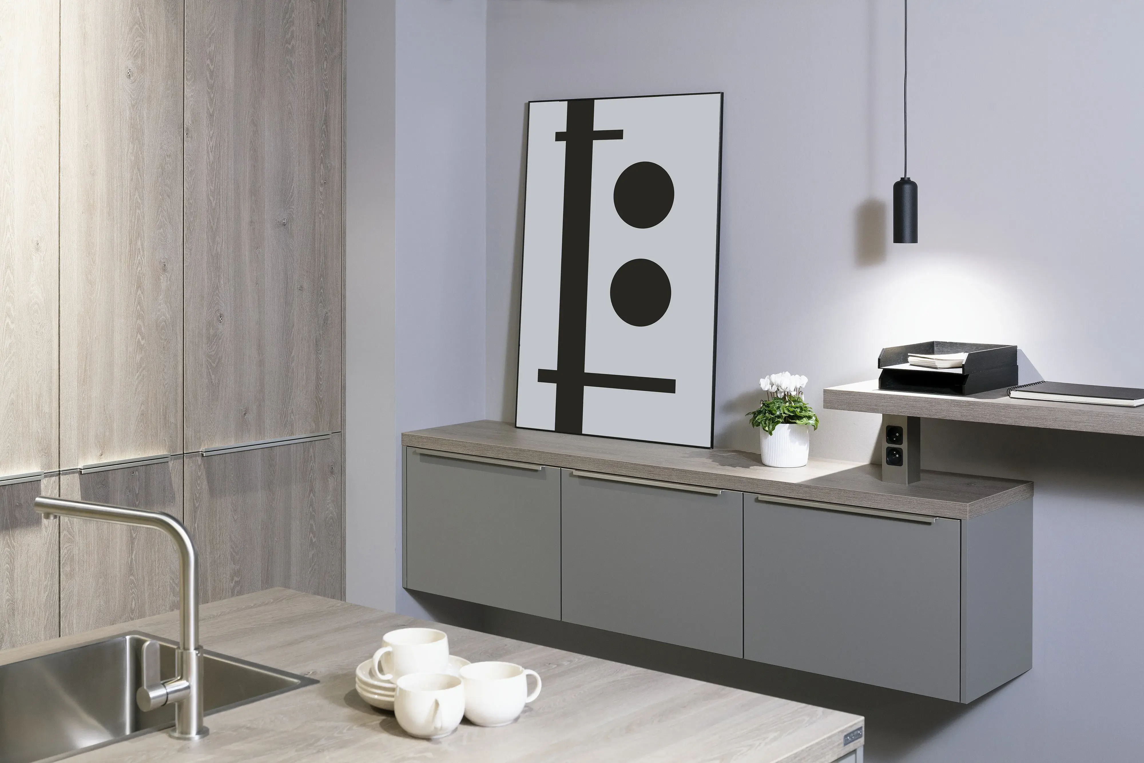 schmales hängend montiertes graues Sideboard in der Küche 